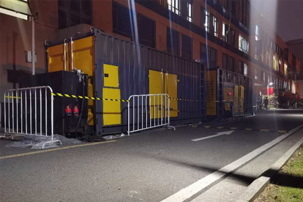 华龙柴油发电机组的输出电压是如何调节的？
