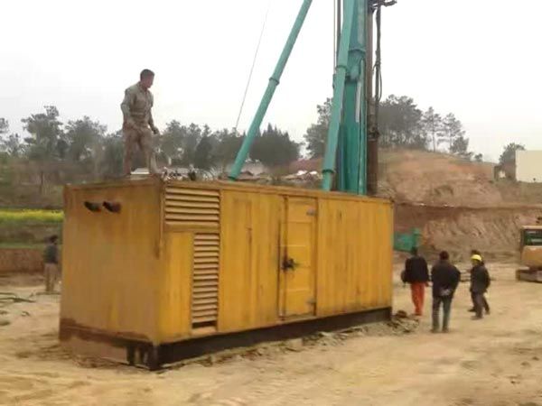 华龙如何判断水冷式机油散热器密封件是否需要更换？